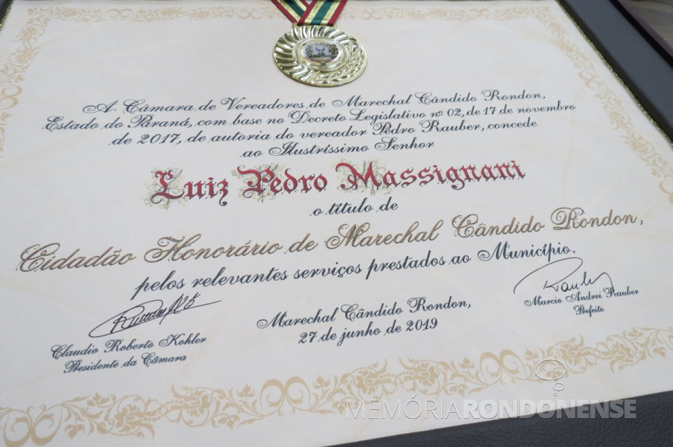|| Diploma de outorga de título de cidadão honorário para Luiz Pedro Massignani.
Imagem: Acervo da CM-MCR - Crédito: Cristiano Marlon Viteck - FOTO 15 -