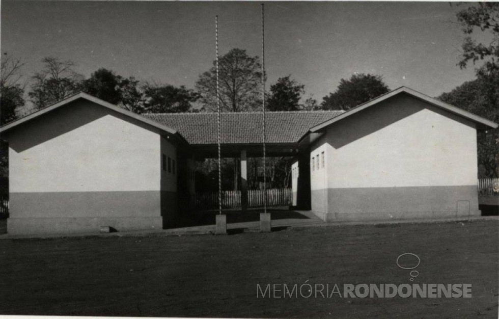 || Outra vista do Grupo Escolar Costa e Silva, da sede distrital de Margarida.
Identificação da fotografia: Irides Kuhn.
Imagem: Acervo Fundo Fotográfico de Marechal Cândido Rondon - FOTO 7 -
