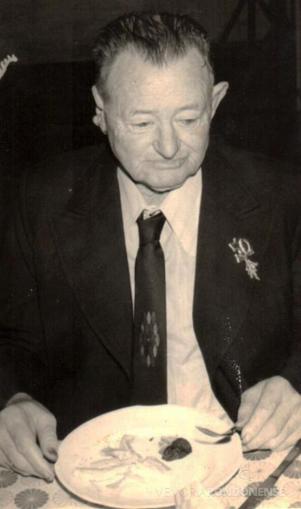 || Pioneiro Rinaldo Ludwig, ele que chegou de mudança em Marechal Cândido Rondon em junho de 1951, fotografado no dia da comemoração de suas Bodas de Ouro. Ele falecido em junho de 1976.
Imagem: Acervo Manuel Canabarro e esposa - FOTO 11 -