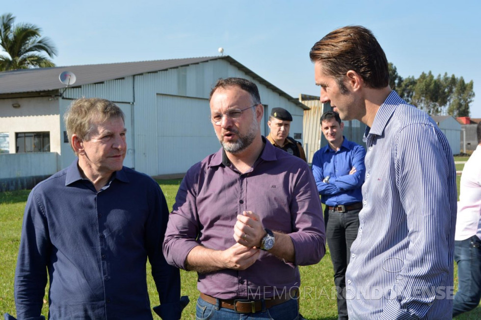 || Secretário de Segurança Pública Wagner Mesquita ladeado pelo deputado estadual Elio Rusch (d) e pelo prefeito municipal Marcio Andrei Rauber (e), em setembro de 2017.
Imagem: Acervo Marechal News - FOTO 18 -