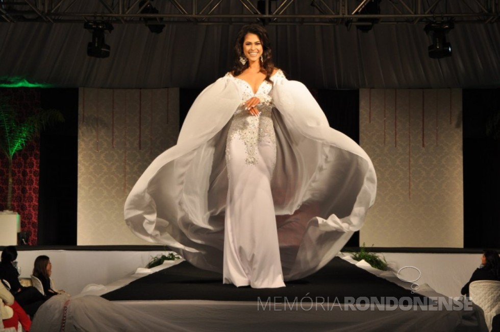 || Candidata Camila Umeres de Oliveira desfilando em traje de gala durante o concurso Miss Marechal Cândido Rondon 2018. 
Imagem: Imprensa PM-MCR - FOTO 7 - 