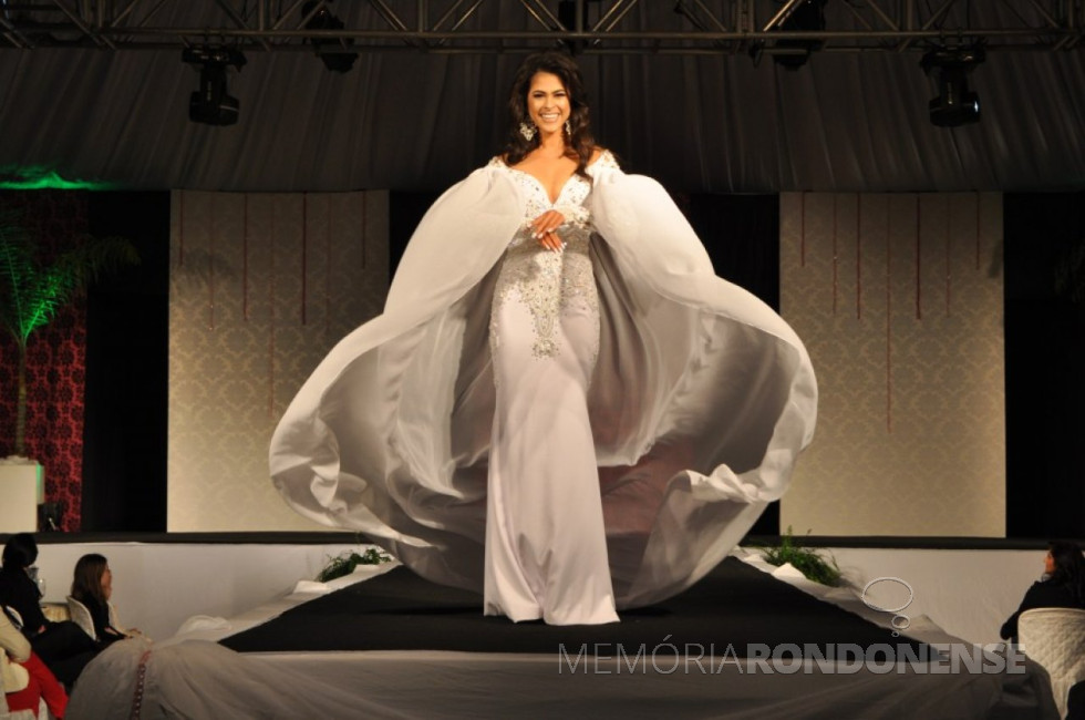 || Candidata Camila Umeres de Oliveira desfilando em traje de gala durante o concurso Miss Marechal Cândido Rondon 2018.
Imagem: Imprensa PM-MCR - FOTO 7 -