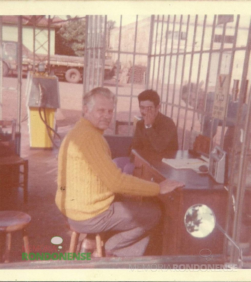 || Pioneiro Waldir Winter  - de blusa amarela - no escritório do posto de combustível de sua propriedade - produtos Ipiranga, é hoje, O Posto de Combustíveis Panorama. 
Imagem: Acervo Mirta Steinmacher - FOTO 1 - 