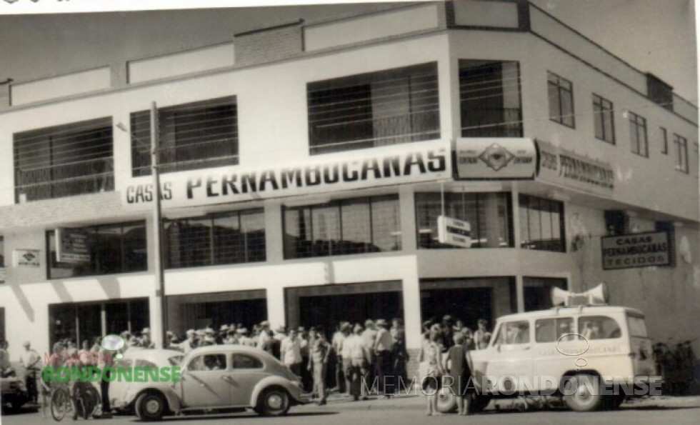 || Inauguração da filial das Casas Pernambucanas, a Avenida Rio Grande do Sul, no Edifício Batschke, em março de Imagem: Acervo Hilga Schroeder/Mirta Schroeder Steinmacher - FOTO 5 -