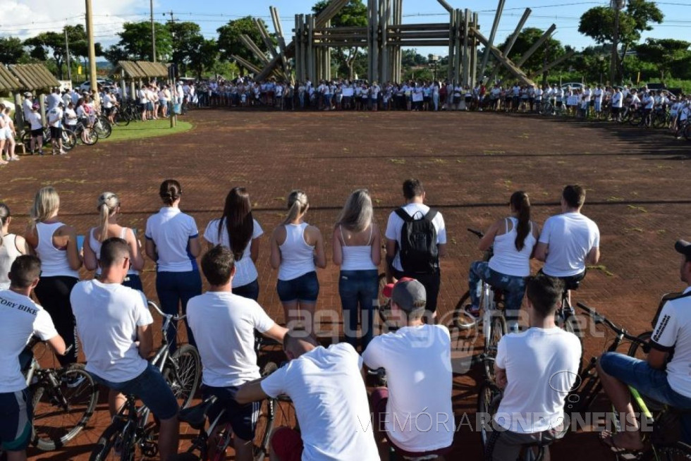 || Corrente de oração em favor da recuperação da saúde do jovem empresário Renan Francisco Schroeder, no Parque de Lazer Rodolfo Rieger, em Marechal Cândido Rondon, em janeiro de 2018.
Imagem: AquiAgora. net - FOTO 10 -