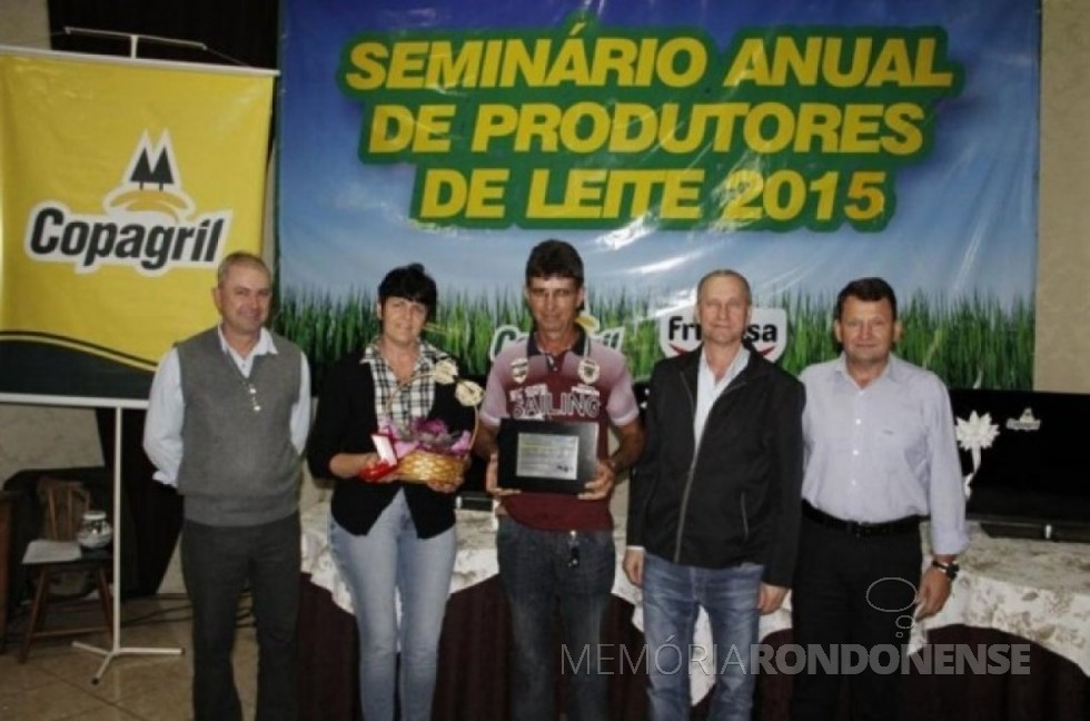|| O produtor de leite João Pedro Fischer recebendo a premiação na categoria 