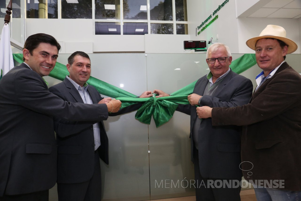 || Momento do desatamento da fita inaugural da revitalização da agência de Entre Rios do Oeste da Sicredi Aliança PR/SP. 
Da esquerda à direita: Fernando de Barros Fenner, diretor-executivo da cooperativa de crédito; Luciano Kuntz, gerente da agência; Adolfo Rudolfo Freitag, presidente do conselho de Administração da cooperativa; e Jones Heiden, prefeito municipal de Entre Rios do Oeste. 
Imagem: Acervo Sicredi Aliança PR/SP - FOTO 17 - 