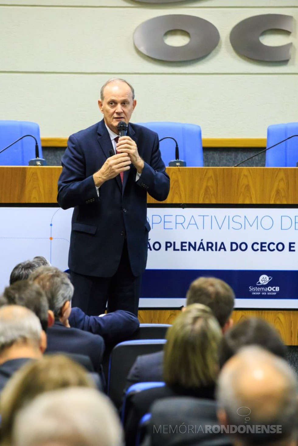 || Manfred Alfonso Dasembrock presidindo reunião plenária do CECO/OCB).
Imagem: Acervo Sicredi - Crédito: Guilherme Kardell - FOTO 9 -