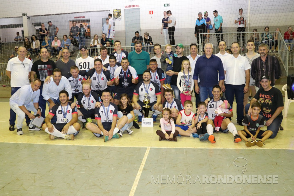 || Equipe Beira Lago/Chico Pinturas/ Master Motos, time campeão na categoria adulto do Campeonato de Futsal 2019 de Pato Bragado. 
Imagem: Acervo Imprensa PM - Pato Bragado. 
Crédito: Marili Besso - FOTO 15 -
