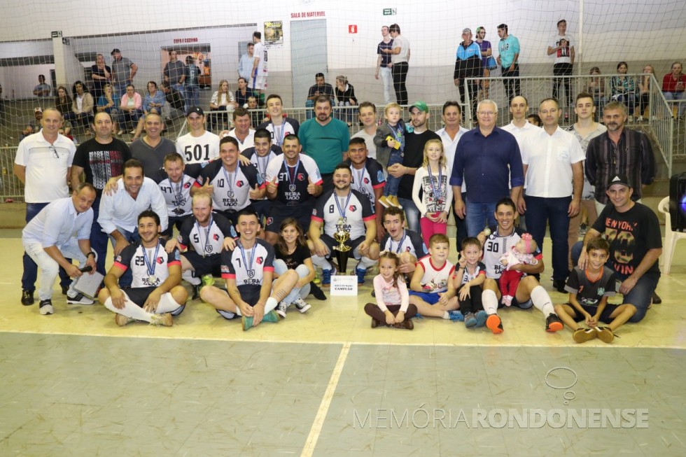 || Equipe Beira Lago/Chico Pinturas/ Master Motos, time campeão na categoria adulto do Campeonato de Futsal 2019 de Pato Bragado. 
Imagem: Acervo Imprensa PM - Pato Bragado. 
Crédito: Marili Besso - FOTO 13 - 