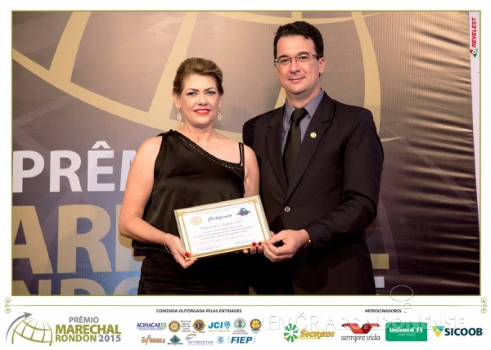 || Roseli Weber, funcionária do SAAE-MCR, recebendo a comenda de Funcionário Padrão 2015 de Marechal Cândido Rondon, das mãos do presidente do Rotary Club Marechal, o rotariano Douglas Roesler, em novembro de 2014.
Imagem: Acervo SAAE-MCR - FOTO 24 -