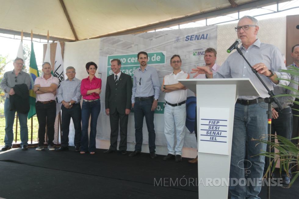 || Momento do discurso de Edson Campagnolo, presidente do Sistema FIEP/SESI/SENAI/IEL, na solenidade de inauguração da unidade do SENAI em Marechal Cândido Rondon.
Da esquerda a direita: 1 º - não identificado; industrial Reinaldo Scherer; 3º - não identificado; empresária Marlise Sulzbach Ricardi; prefeito municipal Moacir Froelich; Thiago D'Arisbo, gerente da unidade do SESI local, vereador João Marcos Gomes, presidente da Câmara Municipal de Marechal Rondon; Evandro Moreira, representante da Prefeitura Municipal de Mercedes; e Edson Campagnolo.
Imagem: Acervo agenciafiep.com.br - FOTO 18 -