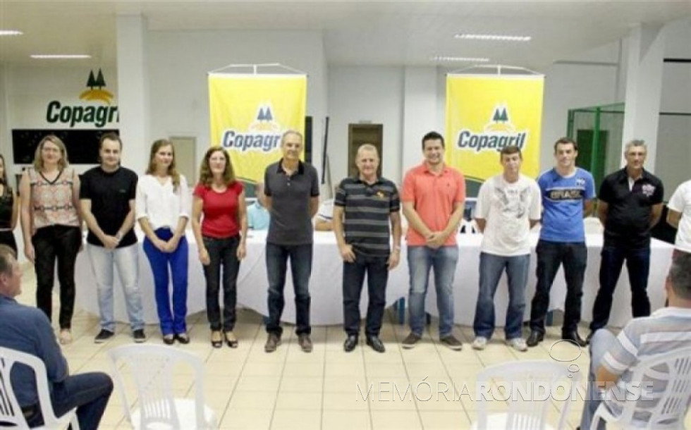 || Integrantes da diretoria eleita da AACC para o ano de 2016. Da esquerda para a direita: Ivana Nalerio dos Reis, Nelsi Mittanck, Leandro Turazzi, Luciane Syperreck de Abreu, Ilse Guragni, Jaime Benjamin Vilani, Enoir José Primon, Maycon Ricardo Zimmermann, Marco Aurélio Tavares do Nascimento, Marcos Paulo Mendes e Luismar Ferreira de Souza. Imagem: Acervo Imprensa Copagril Crédito: Carina Ribeiro - FOTO 12 -