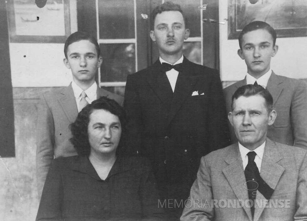 || Casal  Elly (nascida Luersen) e Rodolfo Rieger  com os filhos Orlando, Norberto e Herbert. 
Imagem: Acervo Friedrich e Sandra Rieger. - FOTO 1 -
