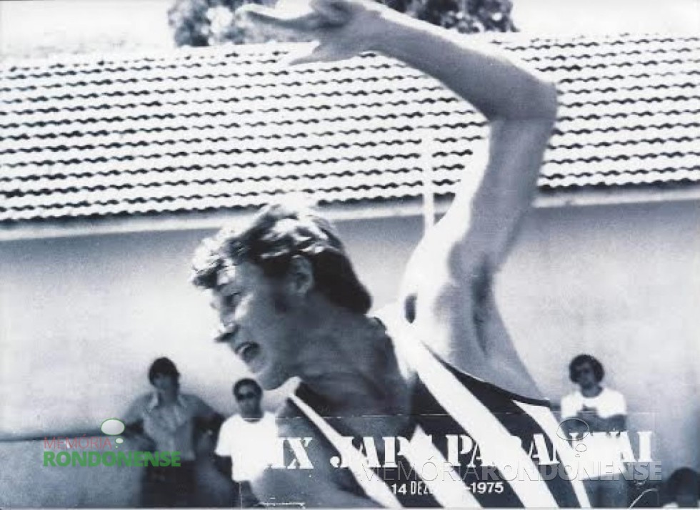 || Atleta Dario Buth no momento do arremesso de peso que lhe deu a medalha da prata nos Jogos Abertos do Paraná 1975.
Imagem: Acervo Dario Buth - FOTO 2 - 