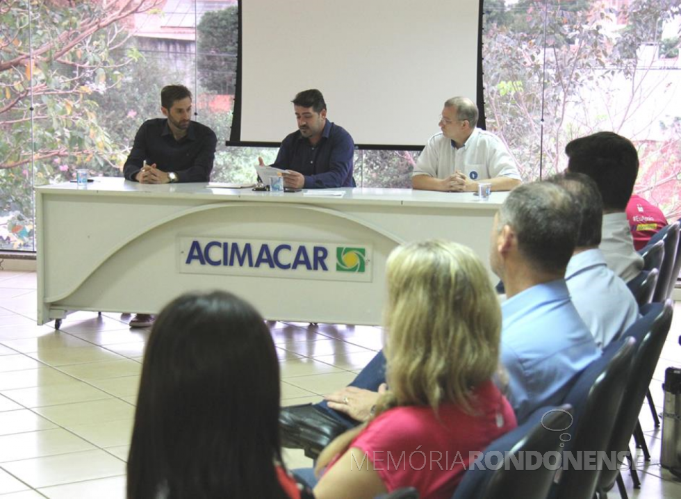 || Flagrante da reunião dos diretores da Acimacar com o prefeito eleito Márcio Rauber, em outubro de 2016.
Da esquerda à direita: professor Márcio Rauber, Paulo Rodrigo Copetti - presidente da Acimacar e Gerson Jair Froehner - vice-presidente da Acimacar.
Imagem: Acervo Acimacar - FOTO 13 -