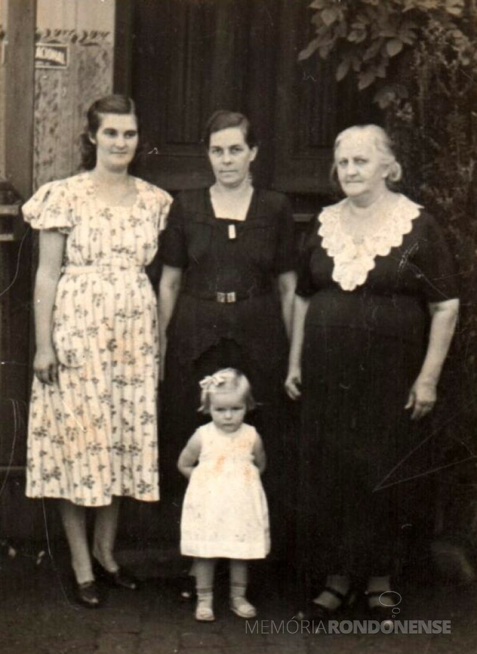 || Helena Schmitz (ao centro), ladeada pela filha Úrsula Koniecziniak (esquerda) e pela mãe Tekla Koennen (a direita) e mais a neta Helena Koniecziniak. 
Imagem: Acervo Edith von Borstel - FOTO 11 - 