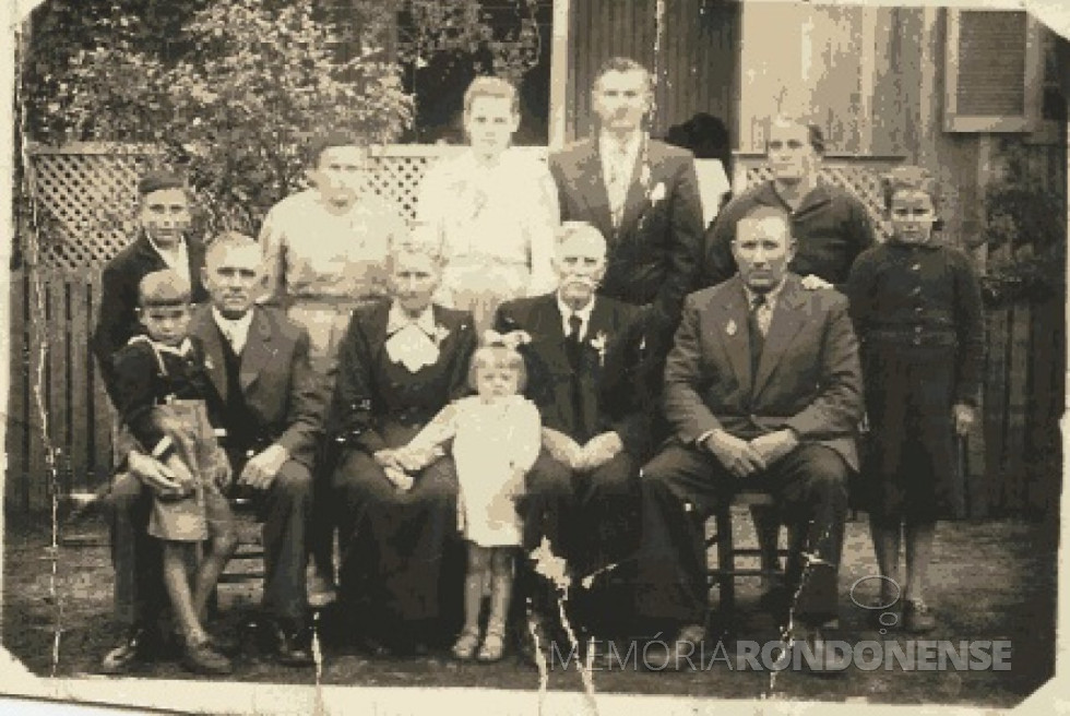 || Casal pioneiro Alice e Ewald Henke com familiares. Da direita p/ esquerda frente: Ewald, Adolf, Emilie, a pequena de pé entre os meus bisavós é a Enith, Wilhelm (irmão do meu avô, que morava na argentina) junto a ele o Willi; Da esquerda para a direita nos fundos: Ulrich, Anita, Edith (minha mãe), Kurt, Alice e Lori (legenda de identificação feita por Norberto Henke, de Luiz Eduardo Magalhães, Bahia). 
Imagem: Acervo pessoal - FOTO 1 - 