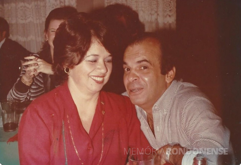 || José Carlos Lins Santos e esposa Regina Maria (nascida Carrano), ele nomeado como primeiro Juiz de Direito da comarca de Marechal Cândido Rondon.
Imagem: Acervo Vera Carrano (Curitiba) - FOTO 1 -