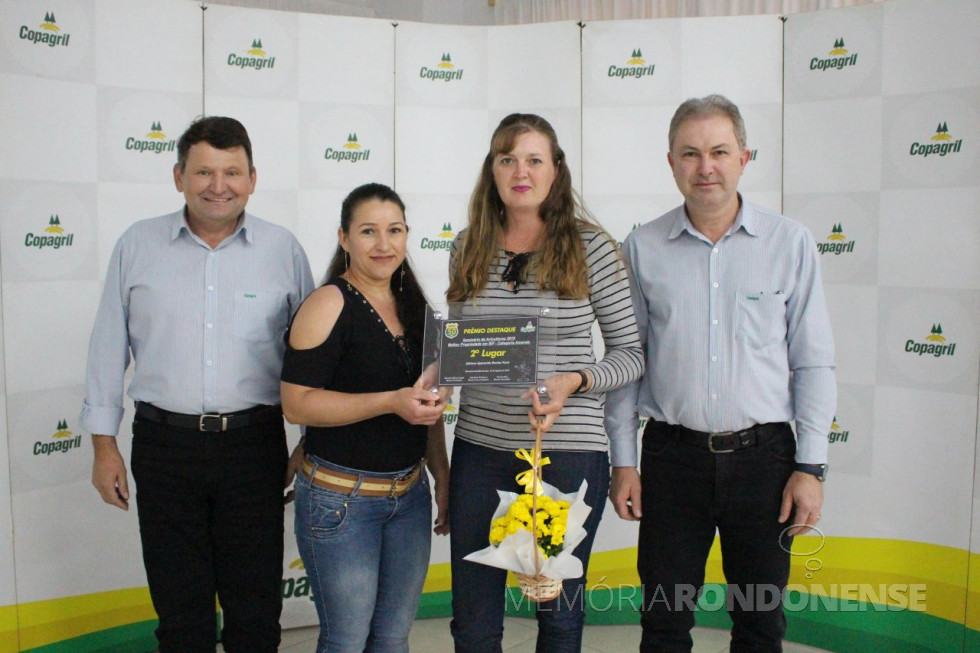 || Produtora Adriana Aparecida Becker Kunz (blusa listrada) e colaboradora , 2ª colocada, na categoria