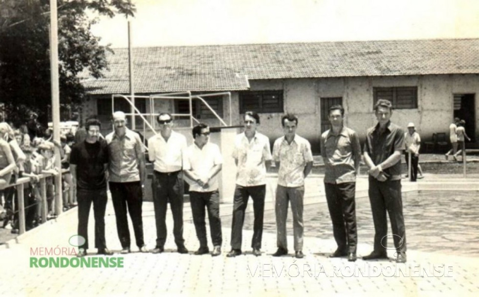 || Solenidade de inauguração da piscina do Clube Concórdia Da esquerda para a direita: 1º - Valdomiro de Oliveira, 2º - Edmundo Granich, 3º - Amario Saatkamp, 4º - Dr. Helio Sakuragui, 5º - Alcido Port, 6º - Zenon Dipp, 7º Eugênio Müller, e 8º - Auri Osmar Zart . 
Imagem: Acervo Guto Port - FOTO 5 -  