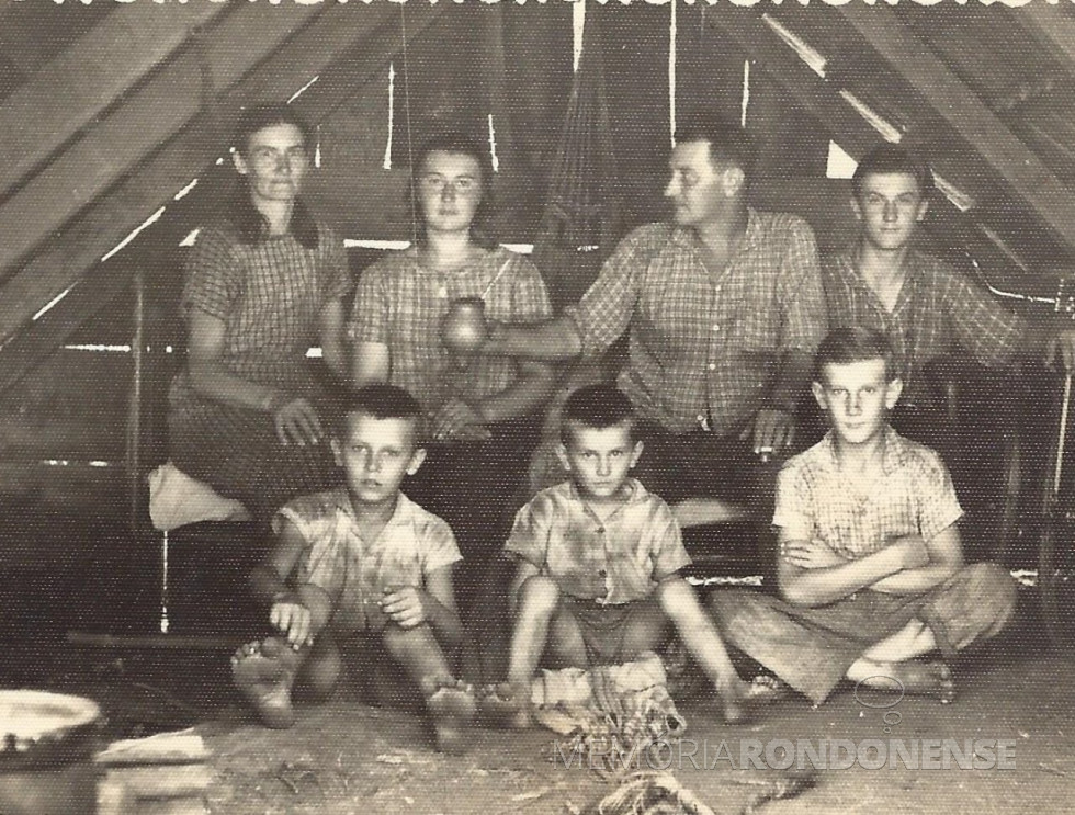 || Família Weber no interior do abrigo na hora do chimarrão. Da esquerda a direita: a senhora Amália Weber, a filha Nelsi, o patriarca Edgar e o filho Rubem. A frente, sentados: os filhos Lauri, Helio e Leo Zeno.
Imagem: Acervo Nelsi Weber Fischer - Santa Clara do Sul, RS - FOTO 3 -