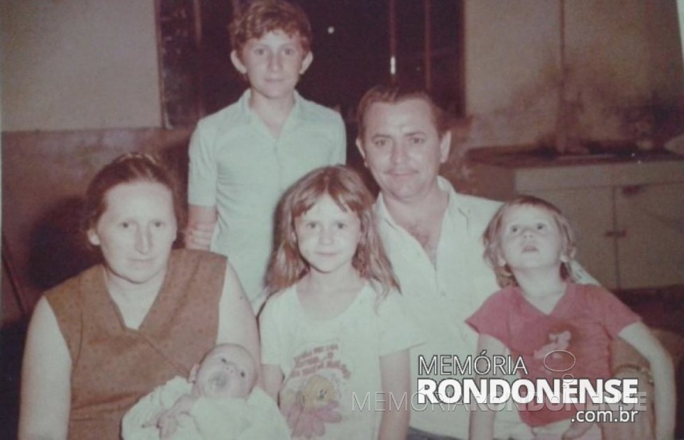 || Pioneiro Egon Batschke, com a esposa e filhos. A família foi proprietária da histórica Confeitaria Rondon.
Ele é falecido em outubro de 1992.
Imagem: Acervo Harri Walter Batschke - FOTO 1 -