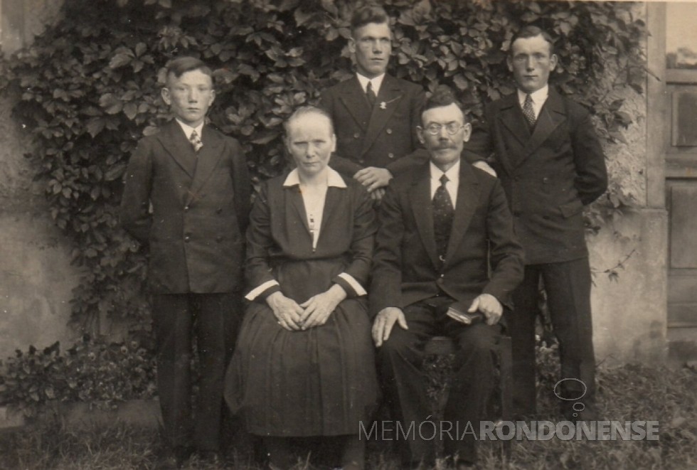 || O jovem Gustav Lange (no meio) com seus pais e irmãos. 
Imagem: Acervo Tusnelda Krummenauer - FOTO 1 -