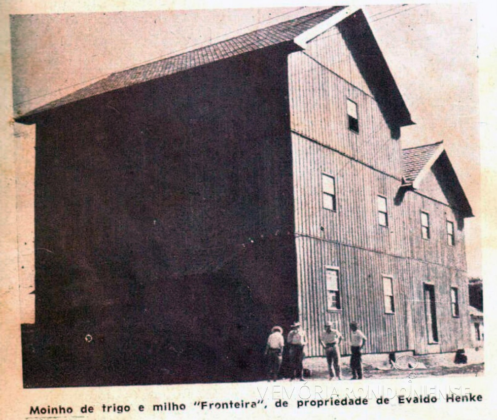 || Moinho Fronteira ou Moinho Henke, de propriedade de Ewaldo Henke e Família.
A construção do moinho foi feita pelo construtor e pioneiro Hartwig Schade e equipe.
Imagem: Acervo Orlando e Rafael Sturm - FOTO 2 -