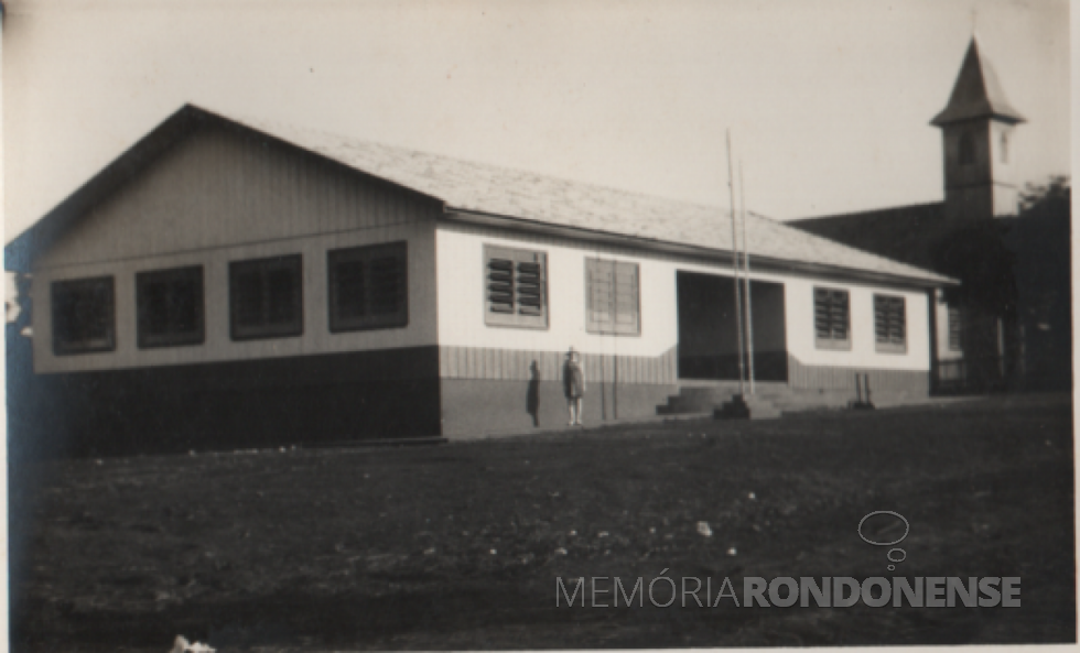 || Escola Municipal Caetano Munhoz da Rocha, de Arroio Guaçu, construída pelo município de Marechal Cândido Rondon. A unidade escolar de madeira foi substituída anos mais tarde e seu lugar foi edificada um prédio de alvenaria. (ver foto 9). Imagem: e crédito: Acervo Studio Fotográfico Kaefer - FOTO 13 - 