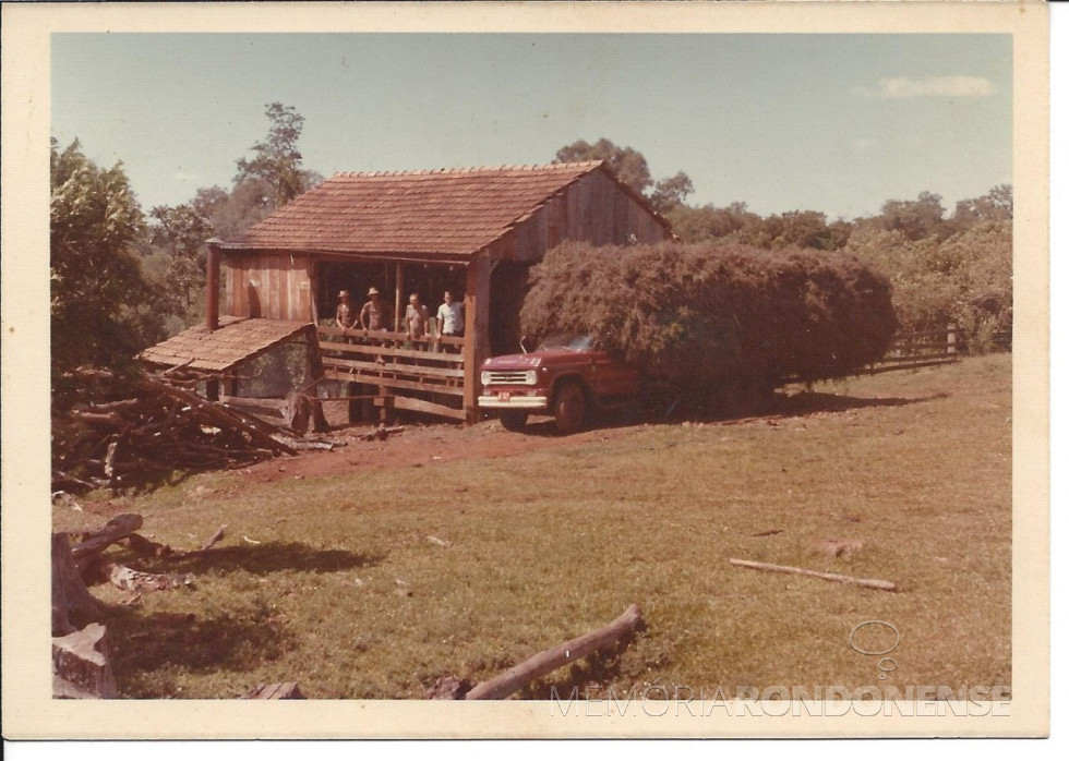 || Alambique para extração de óleo de hortelã construído pelo pioneiro Edgar Weber, em suas terras no distrito de Bom Jardim, na década de 1970.
Imagem: Acervo Nelsi Weber Fischer - Santa Clara do Sul, RS - FOTO 4 -