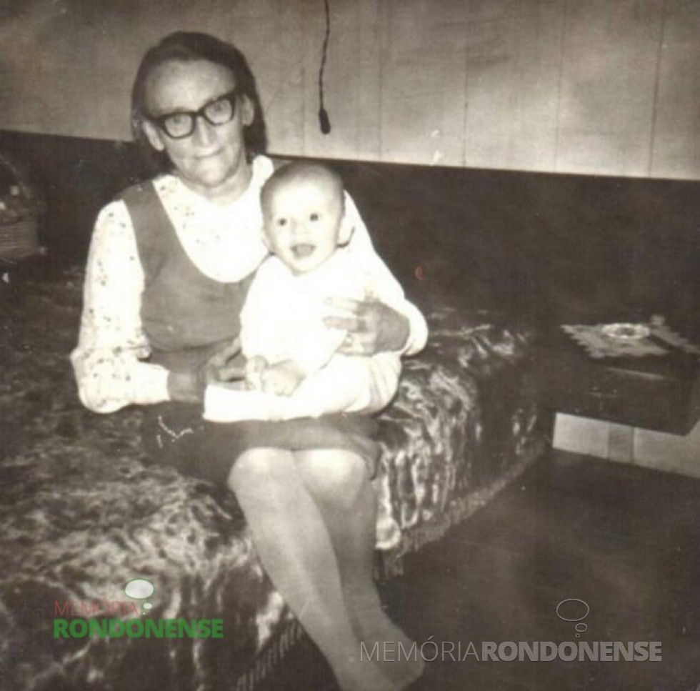 || Pioneira Catarina Salamon Steinmacher na companhia de um neto, ela falecida em agosto de 1992.
Imagem: Acervo Edeltraud Steinmacher Lettnin - FOTO 11 –