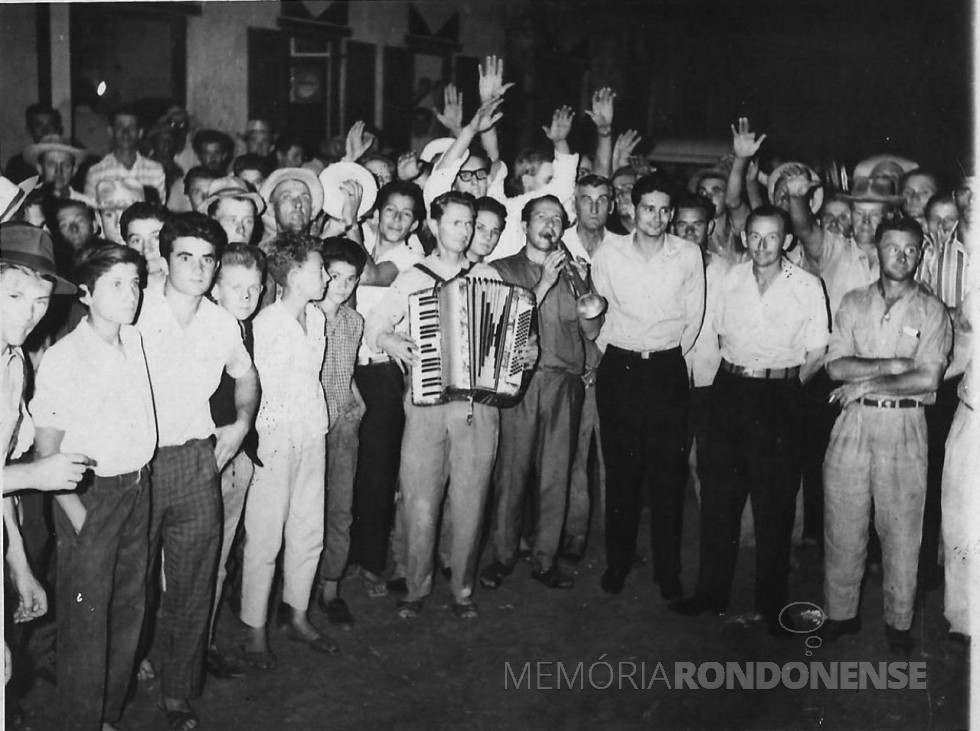 || Vereador Lauro Matias Weirich (à direita, de braços cruzados), recepcionado no então distrito rondonense  de Pato Bragado, depois de sua posse na Câmara Municipal de Marechal Cândido Rondon, em abril de 1967. 
À sua direita, estão Arlindo Alberto Lamb e o então prefeito municipal Werner Wanderer. 
Imagem: Acervo Nair Klauk - FOTO 6 -