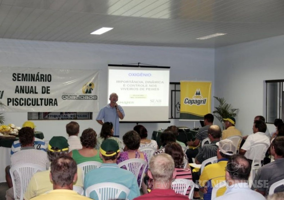 || Médico-veterinário Gilson Hein proferindo a sua palestra no Seminário Anual de Piscicultura, em novembro de 2011.
Imagem: Acervo Imprensa Copagril
Crédito: Daniel Menghini - FOTO 21 -