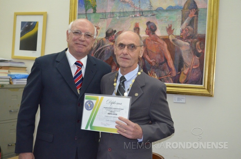 || Harto Viteck com o  diploma de posse como  integrante do Instituto Histórico e Geográfico do Paraná. 
Imagem: Acervo do IHG - FOTO 16 -