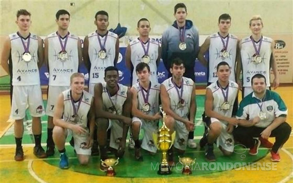 || Equipe da AROBA/Colégio Rui Barbosa/ Marechal Cândido Rondon que conquistou o título de campeã do Sul Brasileiro de Basquete Sub 17, em junho de 2016, com os atletas Jonathan Medin Fernandez, Raul Eiras, Rafael Martins, Thiago Luiz Alves, Eric Vidal, Victor Port, Leonardo Rodrigues, Georges Pedro, Paulo Henrique Pereira, Gustavo Lucas, Vitor Bruno, Guilherme Brandalise, Gabriel Uchoa e Daniel.
Imagem: Acervo O Presente - FOTO 11 -