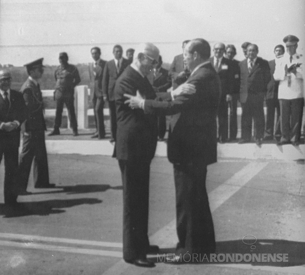 || Presidente Geisel e Presidente Stroessner se cumprimentando no meio da Ponte Internacional da Amizade.
Imagem: Acervo Wagner Dias - Foz do Iguaçu - FOTO 15 -