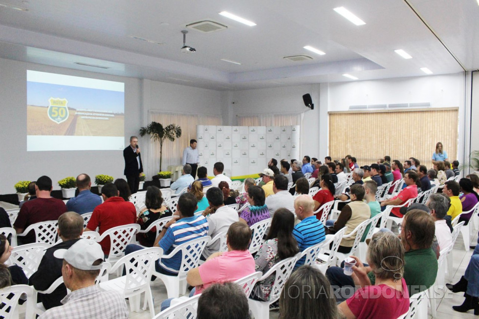 || Eloi Darci Podkowa, diretor vice-presidente da Cooperativa Agroindustrial Copagril, fazendo a abertura do Seminário Anual de Produtores de Aves 2018, tendo ao lado o diretor-secretário da cooperativa, Márcio Buss.
Imagem: Comunicação Copagril - Crédito: Carina Ribeiro - FOTO 19 -