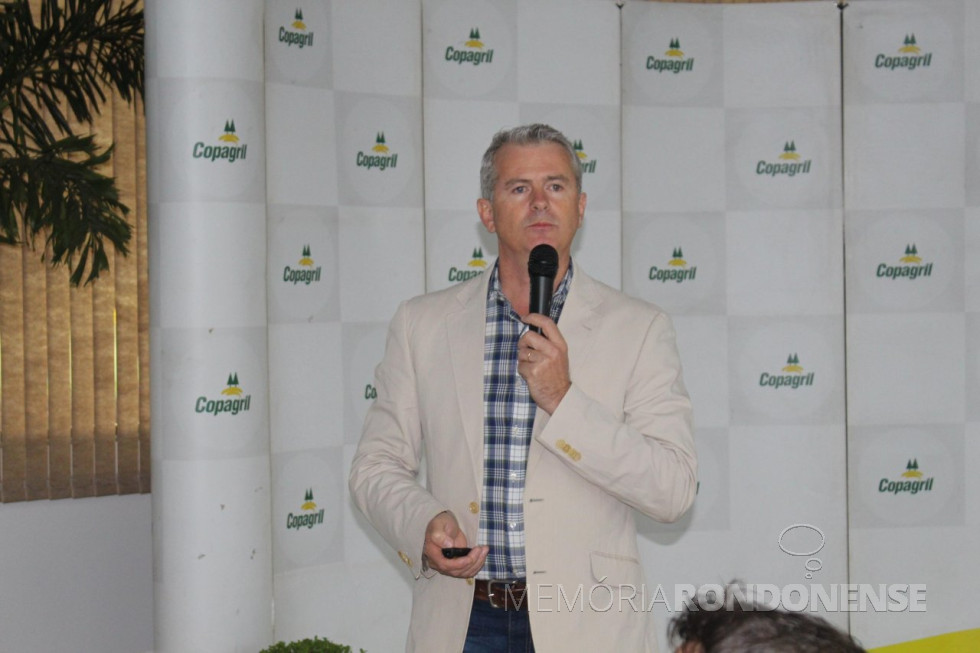 || Engenheiro-agrônomo e pesquisador da Universidade Federal de Pelotas (RS), Dr. Paulo Dejalma Zimmer durante a sua palestra no Seminário Anual de Milho e Soja 2018.
Imagem: Imprensa Copagril - Crédito: Carina Ribeiro - FOTO 11 -