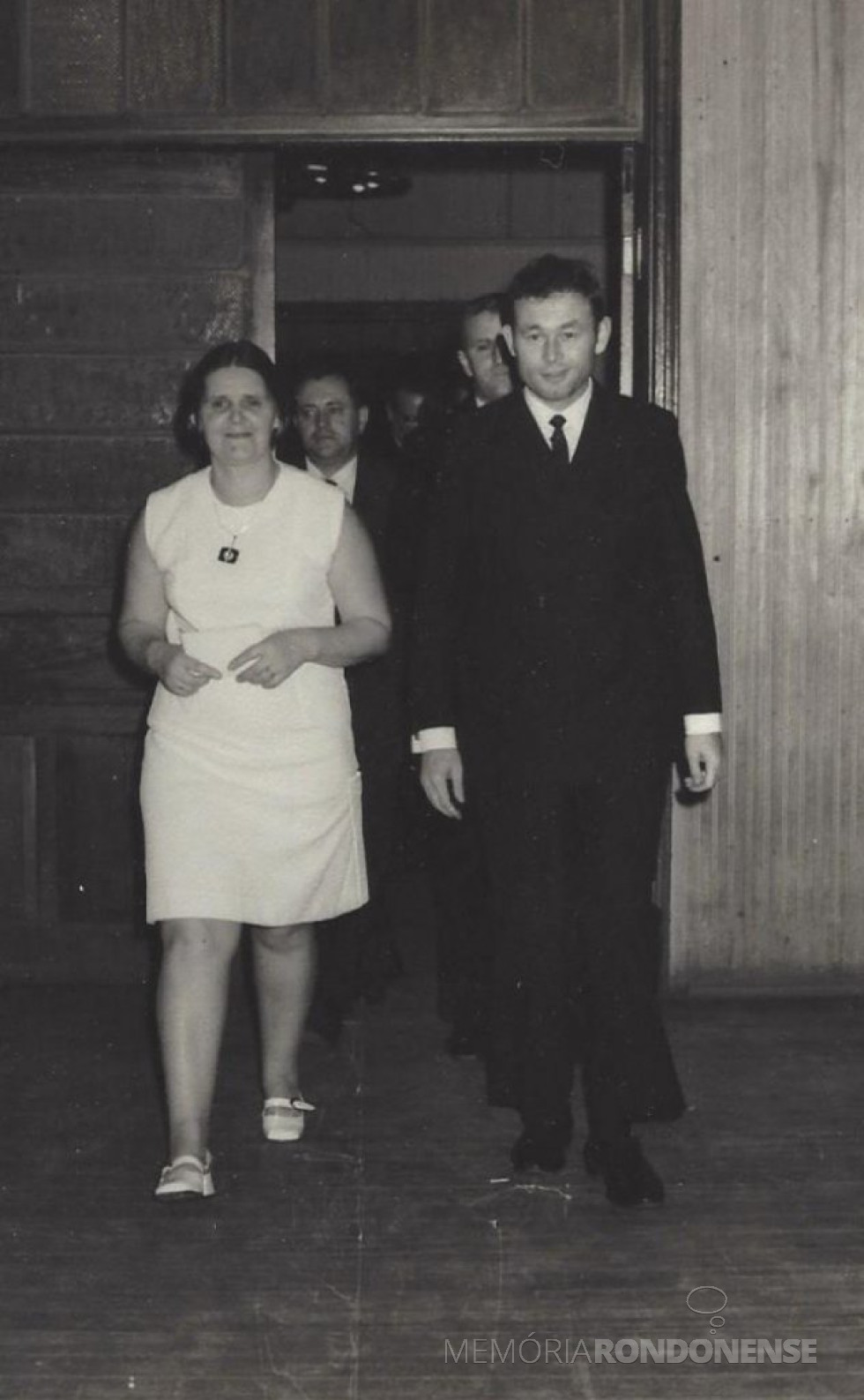 || Pastor Joachim Pawelke e esposa chegando ao Clube Aliança para a solenidade de entrega do título de cidadão honorário de Marechal Cândido Rondon, em abril de 1971.
Ao fundo, os vereadores Salvino Vanderlinde (e) e Harry Pydd(d).
Imagem: Acervo Brunhilde Thessing - FOTO 9 -
