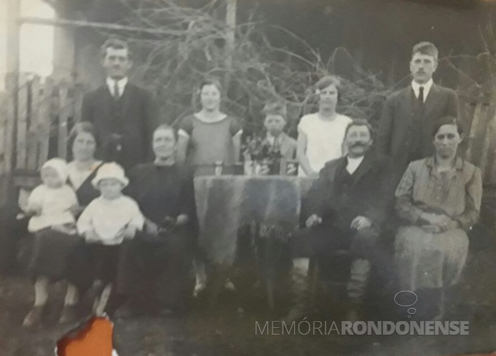 || Casal Catarina e Wilhelm Werz (imigrantes alemães) com os filhos, em foto tirada em Panambi (RS).
A pioneira rondonense Carolina, é a segunda ao fundo, em pé, da esquerda à direita.
Imagem: Acervo Lucas Ritscher - FOTO 2 -