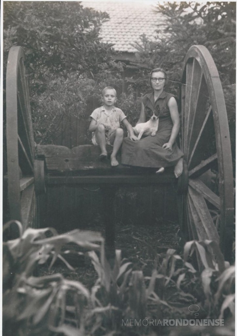 || Pioneira rondonense Wanda Herzog com o filho Rui, em foto da década 1960, tirada pelo esposo David Herzog. 
Imagem: Acervo da Família - FOTO 9 - 