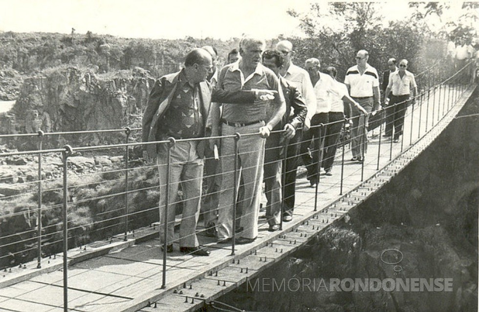 || João Batista Figueiredo cruzando uma das pontes existentes nas Sete Quedas.
Imagem: Acervo Marcelo Aquino - Flickr - FOTO 9 -