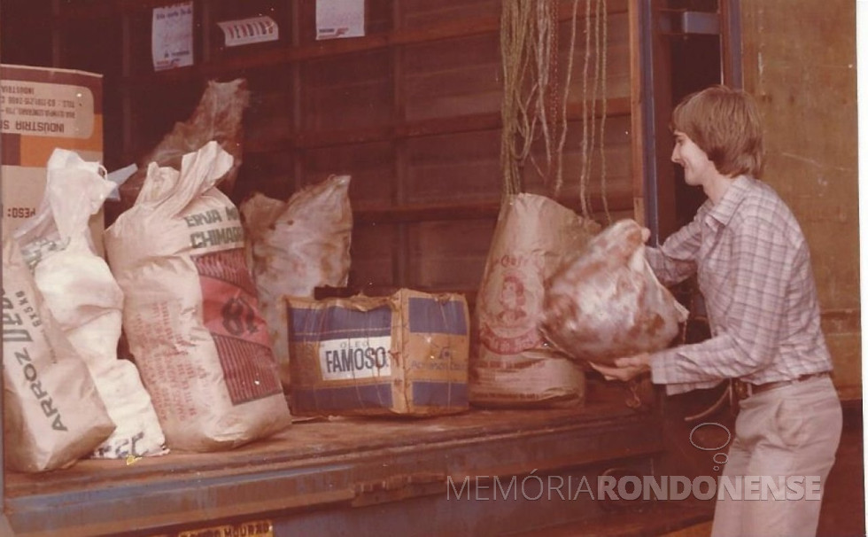 || Outro instante da colaboração do jornalista Airton Kramer no carregamento dos víveres angariados.
Imagem: Acervo Memória Rondonense - FOTO 10 -
