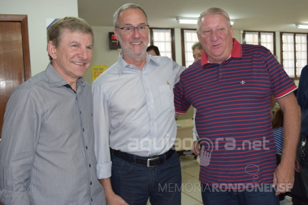 || Marcos Traad (centro), Diretor-geral do Detran/PR, ladeado pelo deputado estadual Elio Rusch (e) e vice-prefeito Hilário (Ila) Hoffsteatter, durante a visita a Marechal Cândido Rondon. 
Imagem: Acervo AquiAgora.net - FOTO 14 -