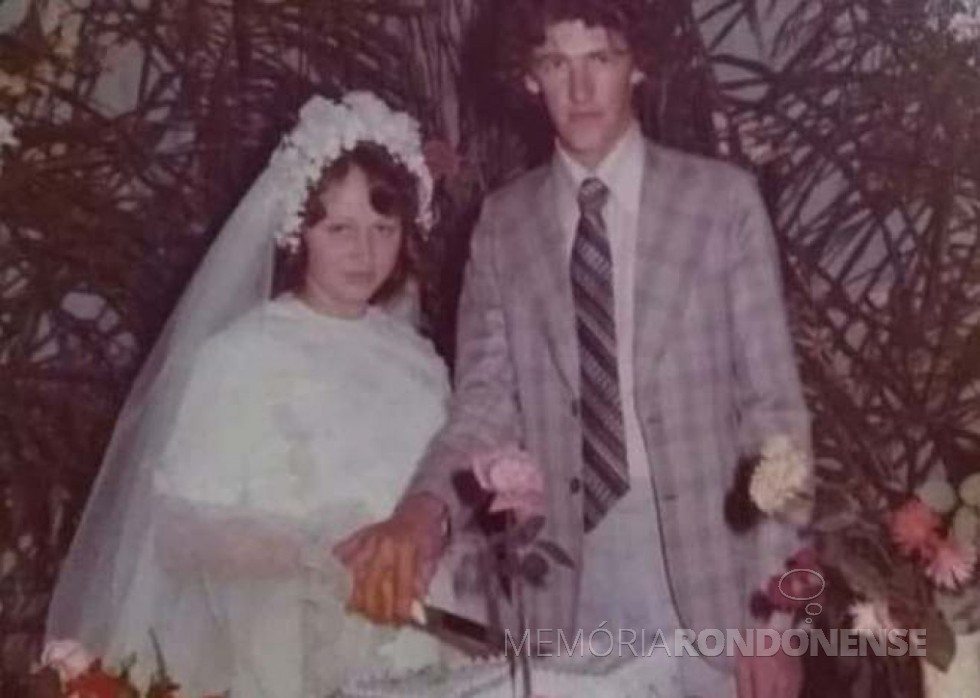 || Os jovens rondonenses Ileni Maria Schaefer e Adir Fiorini que se casaram em final de maio de 1977. 
Imagem: Acervo de Lidiane Fiorini - FOTO 9 - 