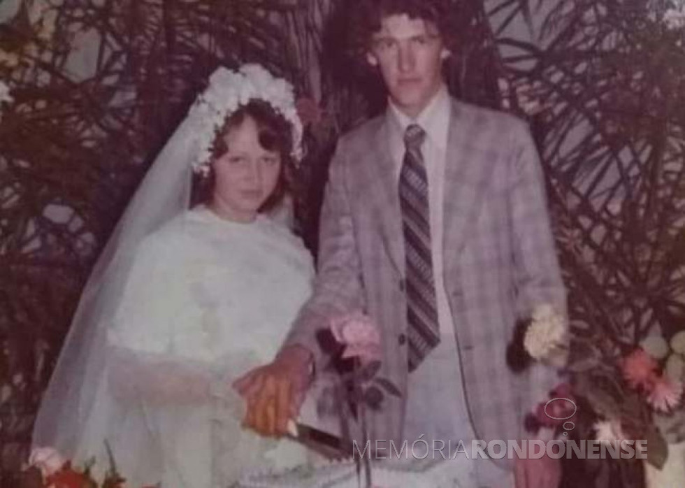 || Jovens rondonenses Ileni Maria Schaefer e Adir Fiorini que se casaram em final de maio de 1977.
Imagem: Acervo de Lidiane Fiorini - FOTO 9 -