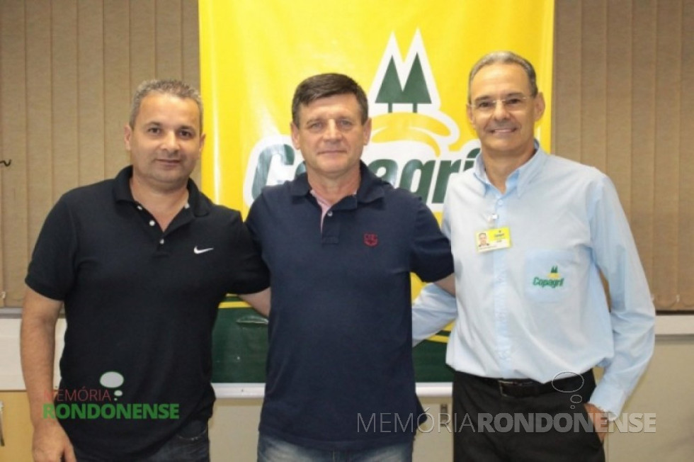 || Paulinho Sananduva, entre o supervisor técnico Eduardo Santana e o dirigente da Copagril Jaime Vilani, apresentado como novo técnico da equipe rondonense para 2016.
Imagem: Acervo AquiAgora.net – FOTO 13 –