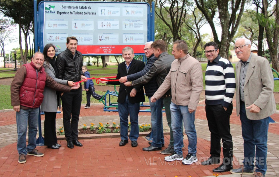 || Solenidade de inauguração da Academia ao Ar Livre na Praça 31 de Outubro, em junho de 2018.
Da esquerda à direita:  vereador Valdir Port, 1ª dama e secretária municipal de Assistência Social, Josiane Laborde Rauber; prefeito municipal Marcio Rauber, deputado estadual Elio Rusch, vereador Pedro Rauber, presidente da Câmara Municipal de Marechal Cândido Rondon; vereador Nilson Hachmann, vereador Vanderlei Sauer, vereador Claudio Köhler e Elmir Port, representante do deputado federal Evandro Roman. 
Imagem: Acervo Imprensa PM-MCR - FOTO 16 -