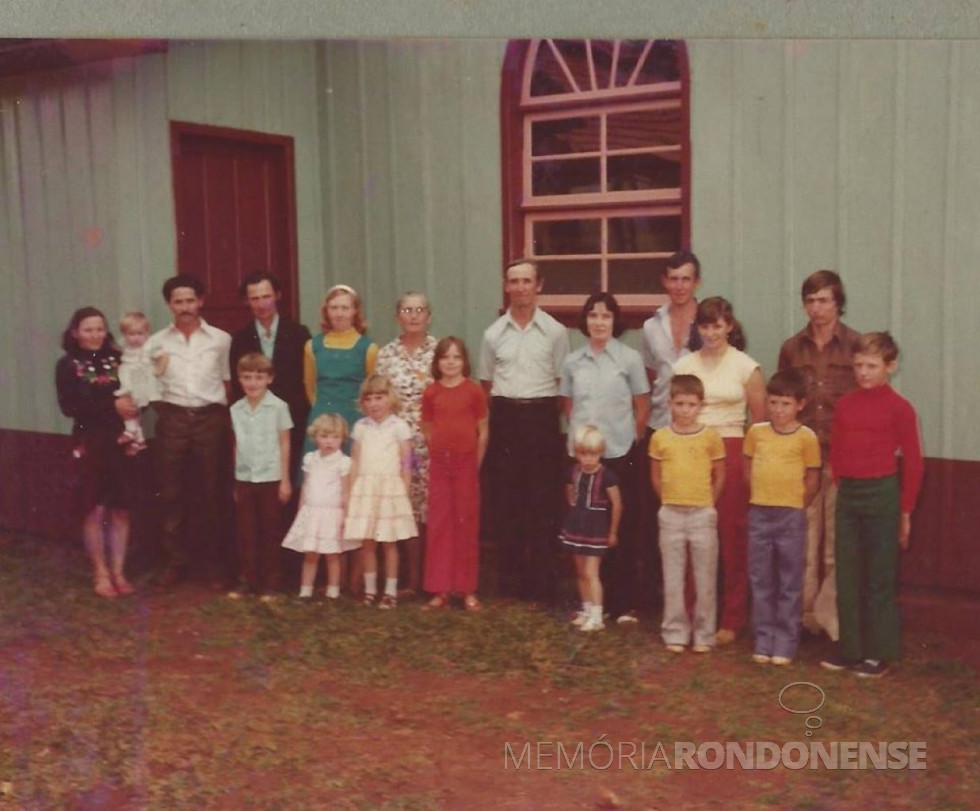 || Pioneiro Evaldo Herdt e familiares, em foto feita junto a igreja católica de Linha São Marcos, município de Mercedes.
Da esquerda para a direita, adultos: Melita (filha), Henrique Antunes (genro, esposo da Melita), Vendelino (filho), Berta Degering (nora, esposa do Vendelino), Natalia Schreiber (segunda esposa do Evaldo Herdt; a primeira Hilda Hikel, faleceu quando a Melita e o Vendelino, filhos dela, tinham 3 e 1 anos, respectivamente); Evaldo (pioneiro), Deonilda (filha), Dionisio (filho), Leonita Antunes (neta, nascida em Santa Catarina), Deolesio (filho), e Ademar Antunes, de camiseta vermelha (neto, nascido em Santa Catarina).
As crianças, da esquerda à direita: no colo Valnita Antunes (neta); Marcio (neto), Noeli (neta), Noemia (neta), os três são filhos de Vendelino; de vermelho, Dalva Maria (única filha do casal e Evaldo Herdt nascida no Paraná), Erenita Antunes (neta), Leomar Antunes (neto) e Osmar Antunes (neto, nascido em Santa Catarina).
Já são falecidos, a mãe em 31.12.2008, o Deolesio, 30.07.2010 e o pai 26.07.2016 (identificação enviada por Dionísio Herdt).
Imagem: Acervo pessoal - FOTO 8 -